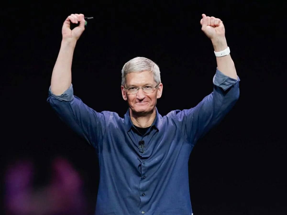 Зарплата генерального директора Apple Тима Кука выросла на 18% до 74,6 млн